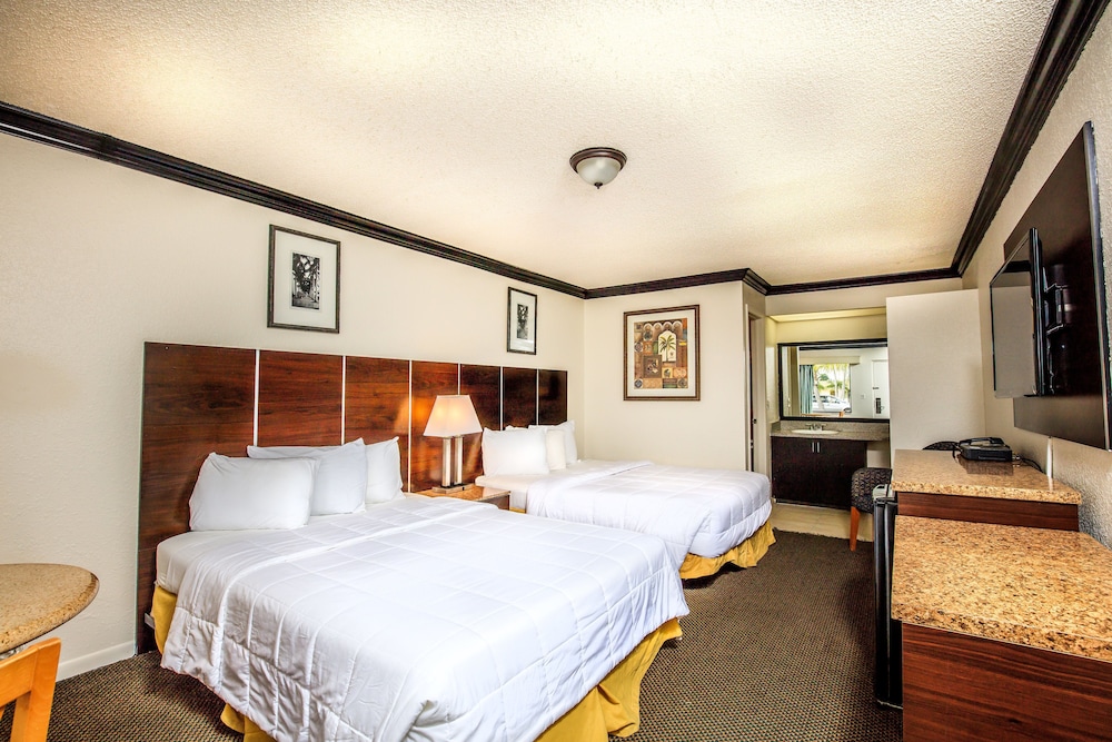 Deluxe Room, 2 Queen Beds, Non Smoking - Photo 1