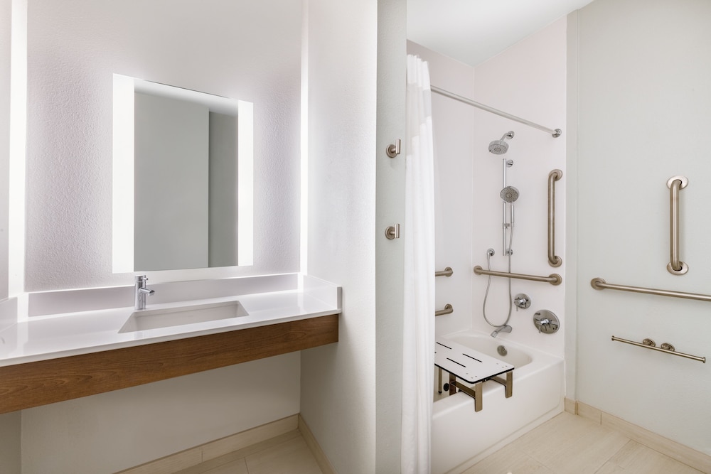 Suite, 1 Bedroom, Accessible - Photo 6
