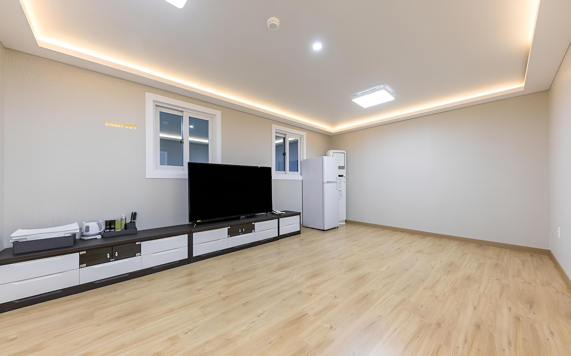 Room (Family Ondol (Free Netflix available)) - Photo 2