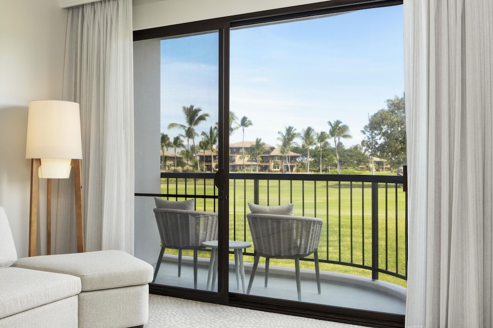Room, 1 King Bed, Accessible, Resort View (Palace, Bathtub) thumbnail 6