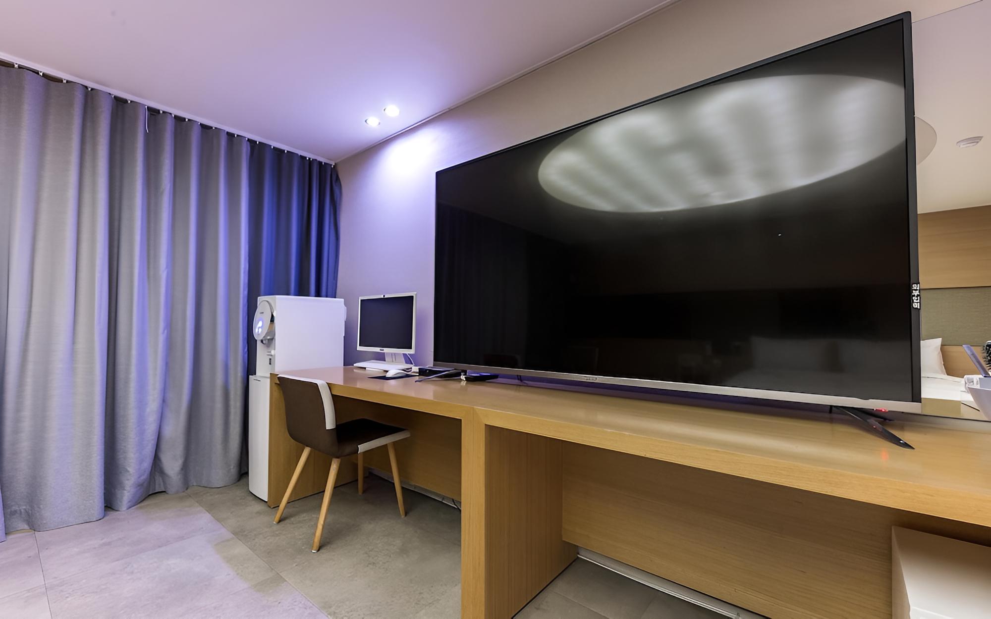 Room (Cinema Room (Netflix)(Breakfast)) - Photo 4