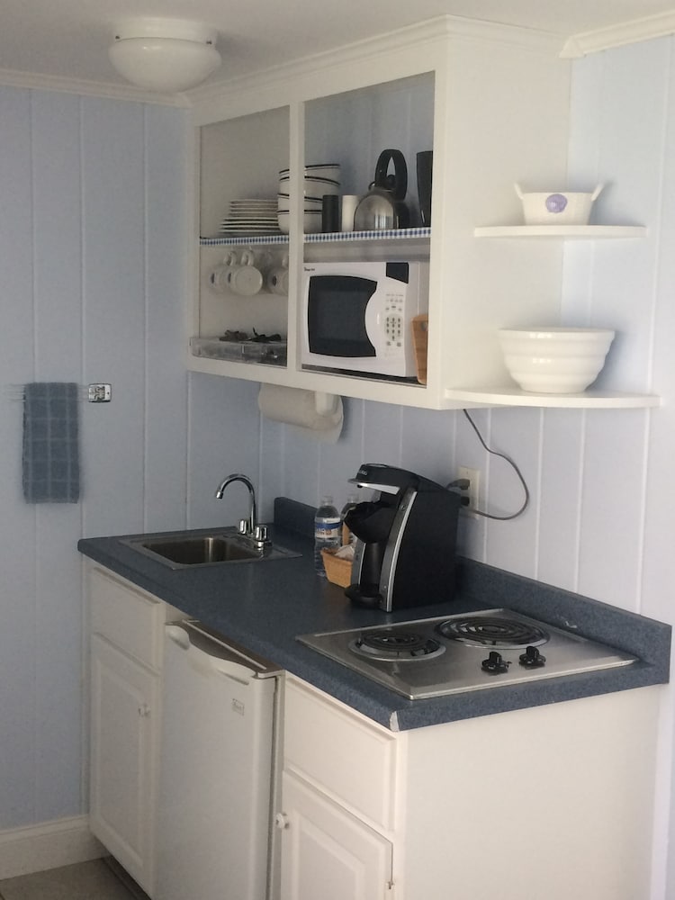 Deluxe Efficiency, Two Single Beds, Ocean View photo 3