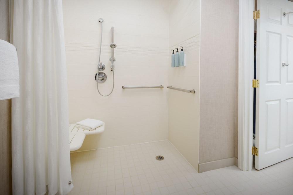 Suite, 2 Bedrooms, Non Smoking, Fireplace - Photo 11