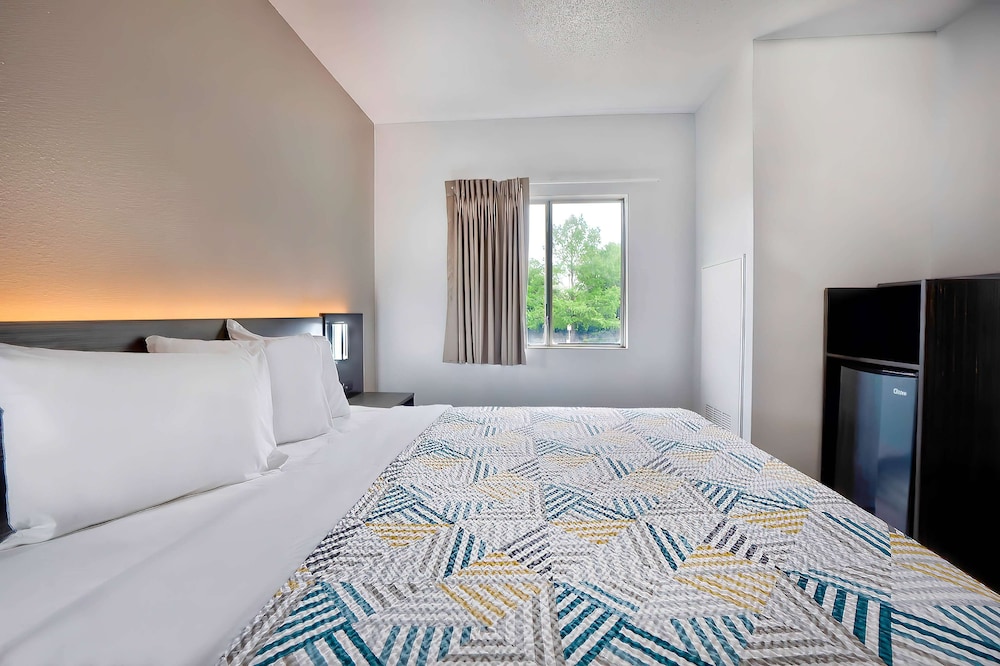 Standard Room, 1 King Bed, Accessible, Non Smoking photo 3