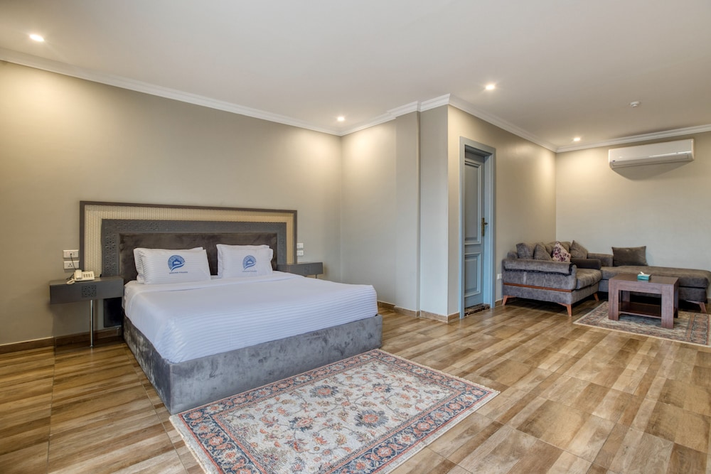 Standard Suite with Panoramic Pyramids View & Balcony - Photo 1
