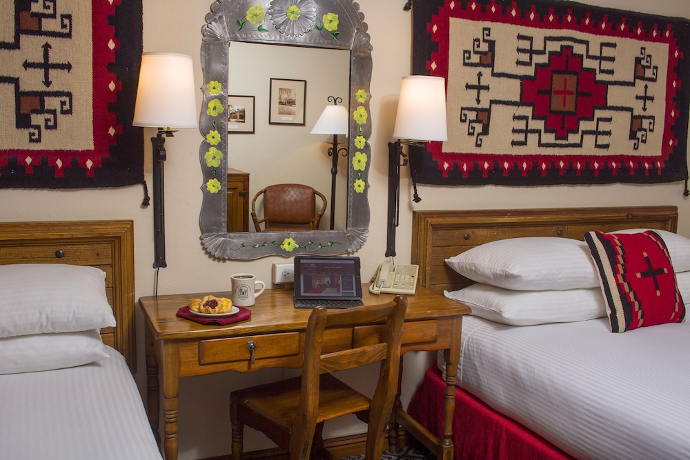 Traditional Room, 2 Queen Beds - Photo 4