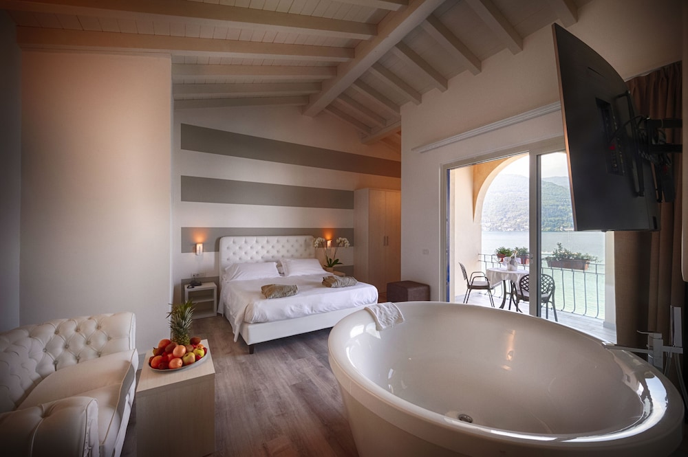Suite, Balcony, Lake View photo 1