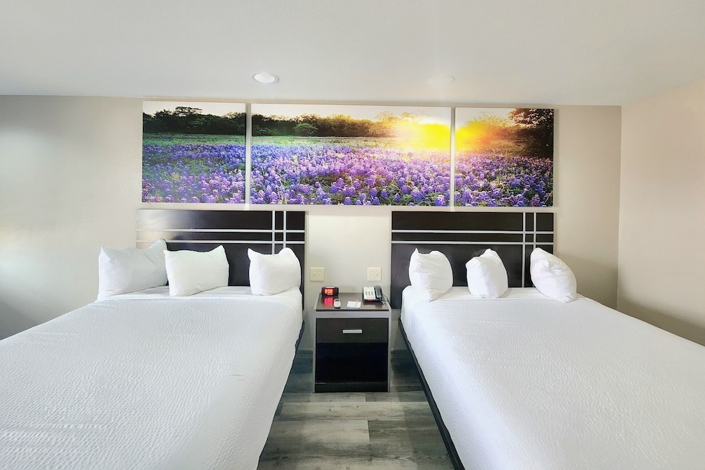 Standard Room, 2 Queen Beds, Smoking - Photo 5