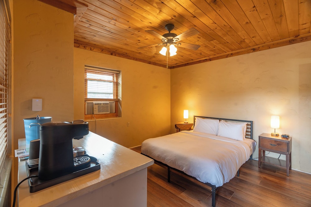 Economy Room, 1 Queen Bed