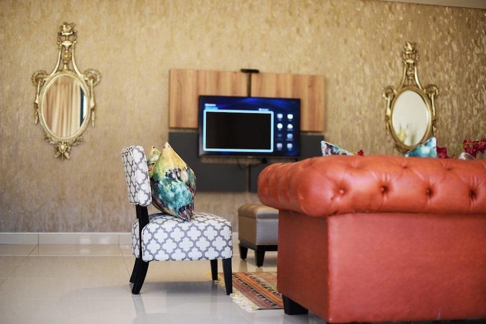Suite, 2 Bedrooms, Accessible photo 2