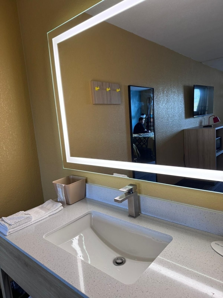 Room, Multiple Beds - Photo 4