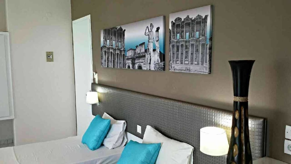Family Room, Partial Sea View photo 3