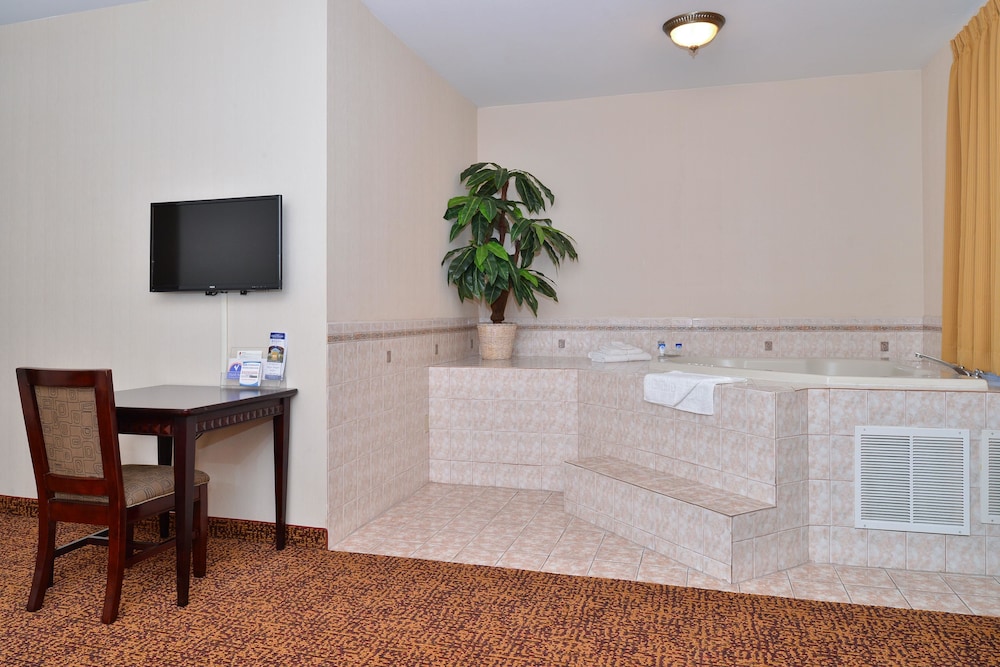 Suite, 1 King Bed (Jacuzzi) - Photo 6