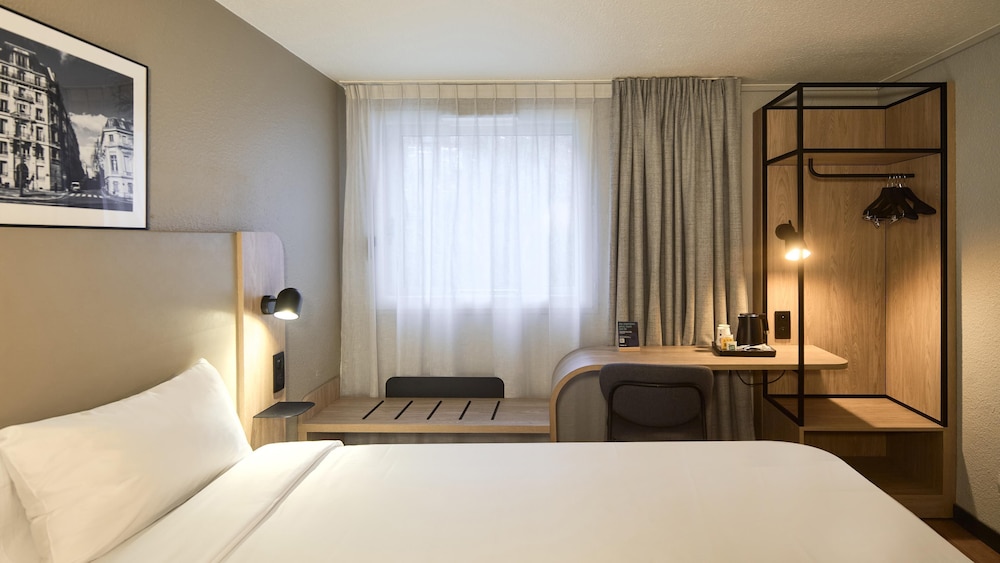 Standard Room, 1 Queen Bed - Photo 4