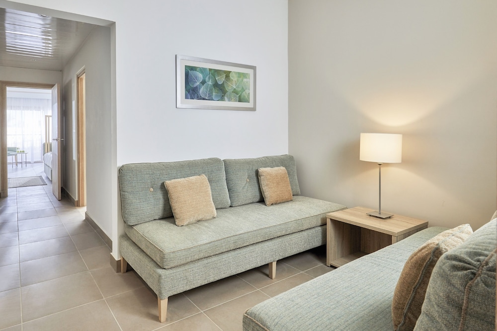 Superior Room, Pool View (Family, Queen Bed)