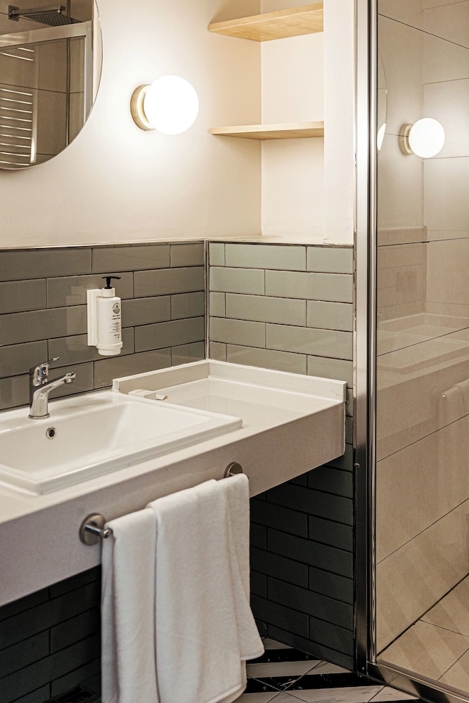 Standard Triple Room, City View photo 3