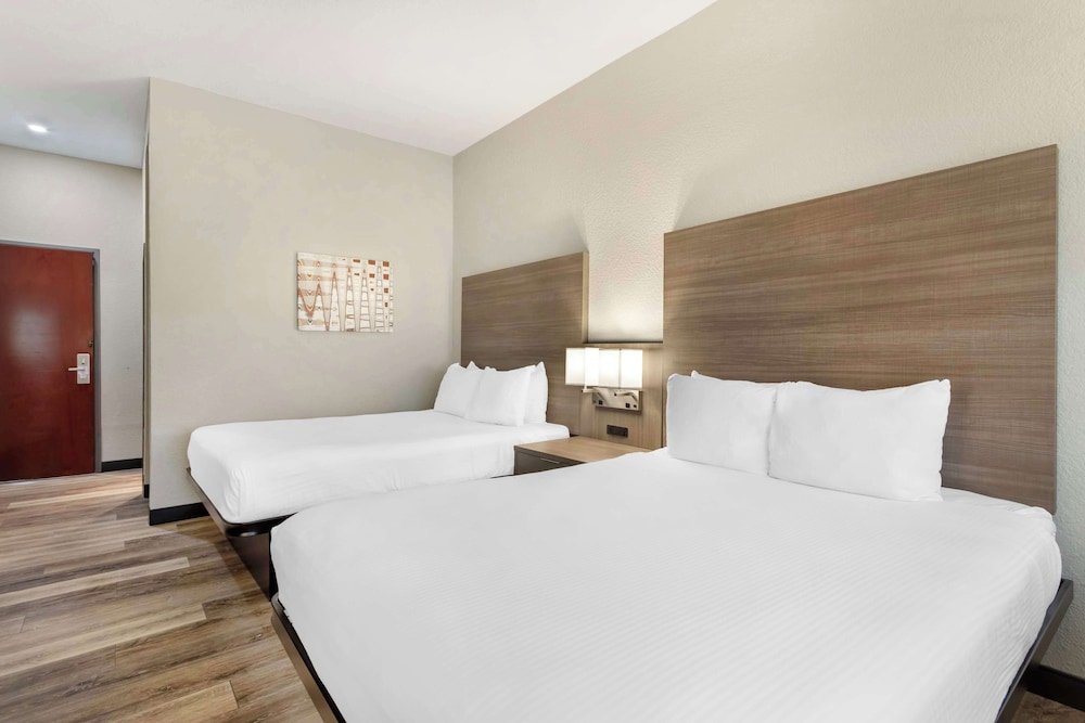 Standard Room, 2 Queen Beds, Non Smoking, Refrigerator & Microwave photo 2