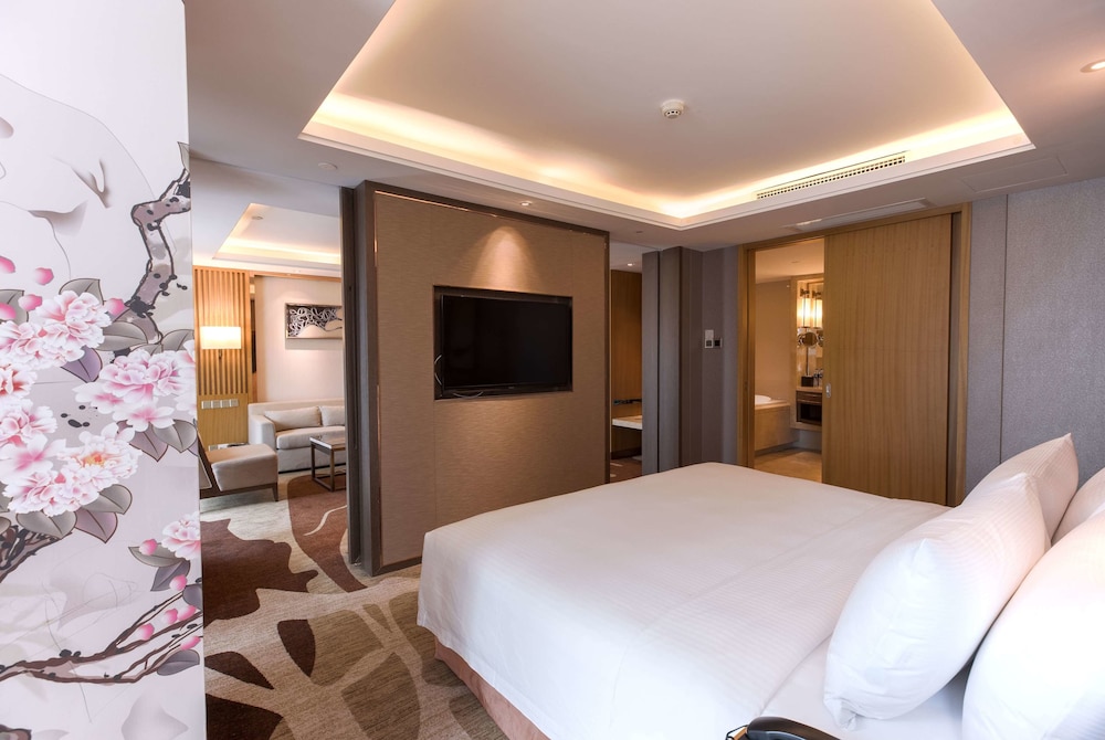 Deluxe Suite, 1 King Bed, Smoking