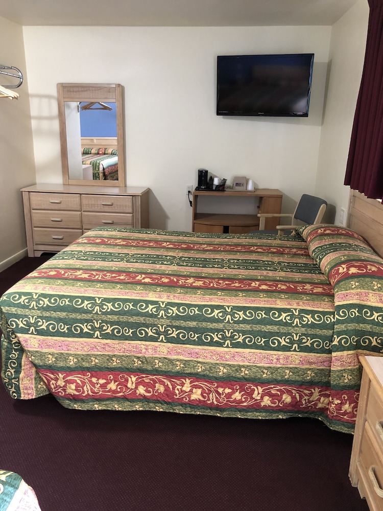 Room, 3 Queen Beds photo 3