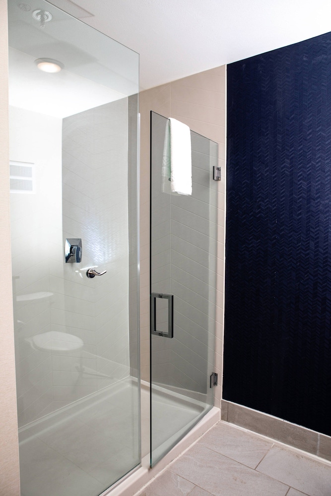 Suite, Multiple Beds (Mobility/Hearing Accessible, Tub) - Photo 4