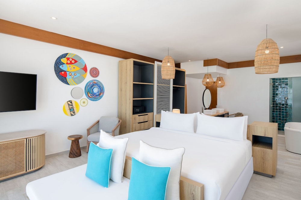 Deluxe Room, 1 King Bed, Balcony - Photo 1