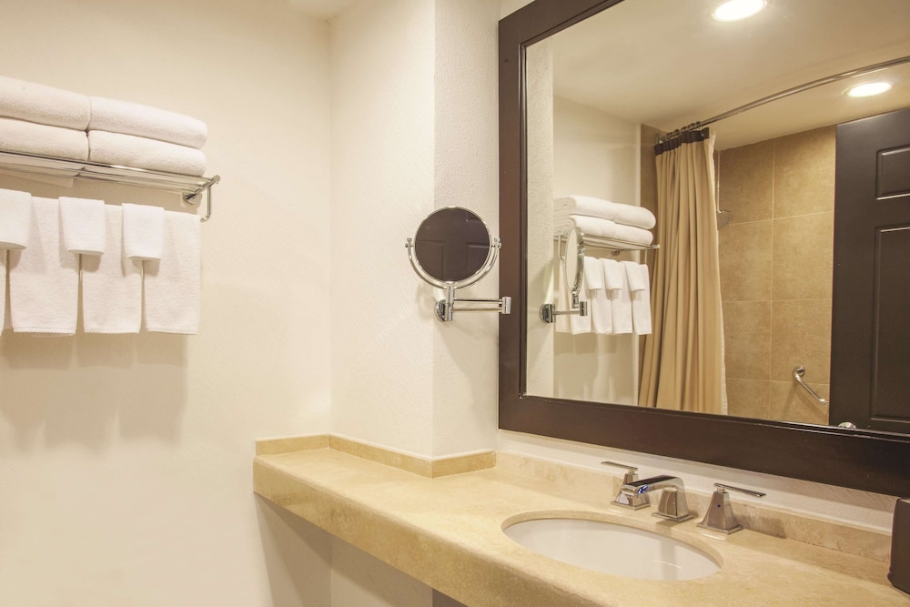 Executive Room, 2 Queen Beds - Photo 2