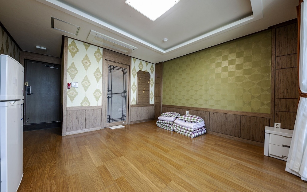 Room (Ondol Room)