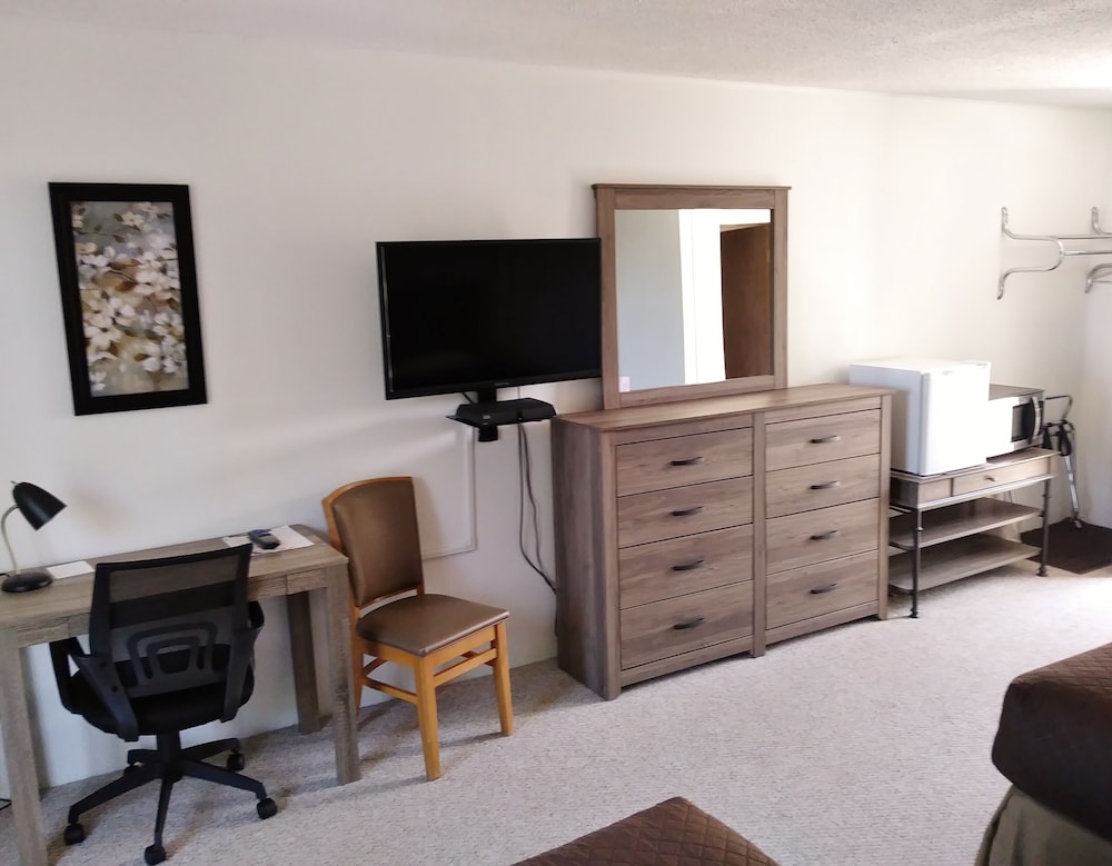 Standard Room, 1 Queen Bed, Patio or Balcony, Lake View photo 3