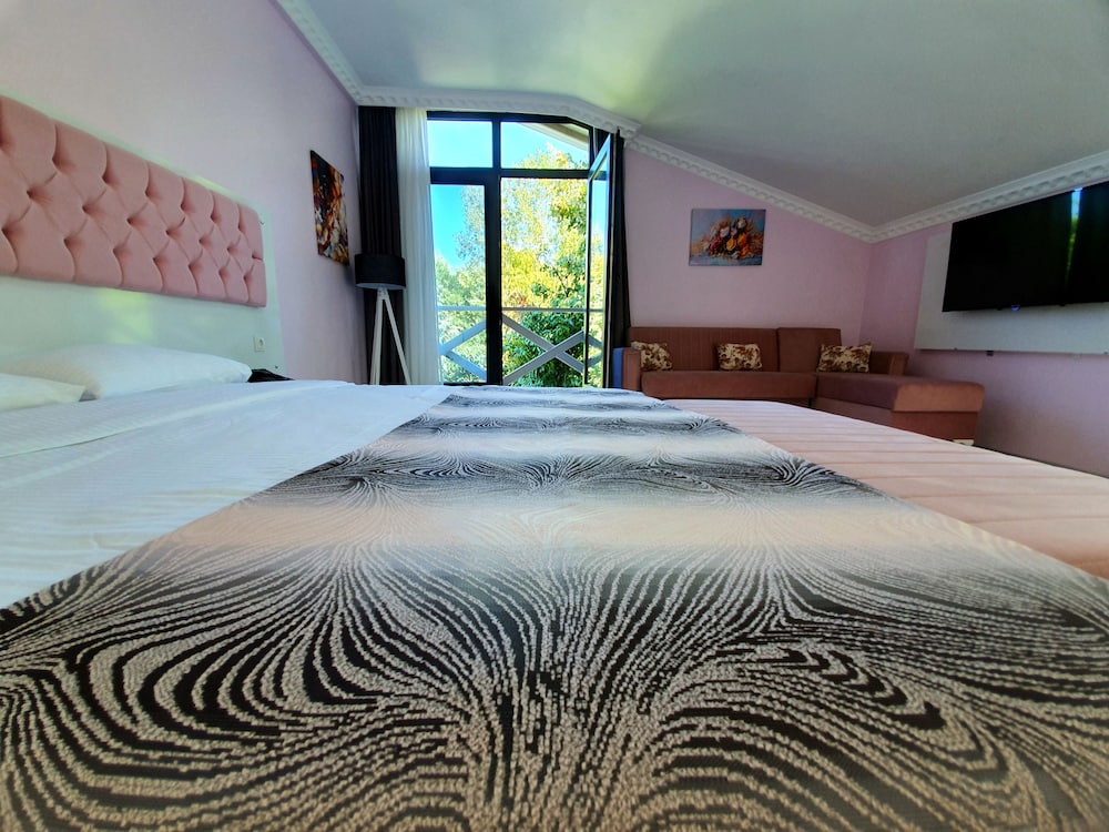 Deluxe Triple Room, Multiple Beds, Mountain View photo 3