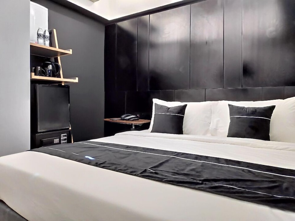 Violet Standard (1 Queen or 2 Single Beds) - Photo 1