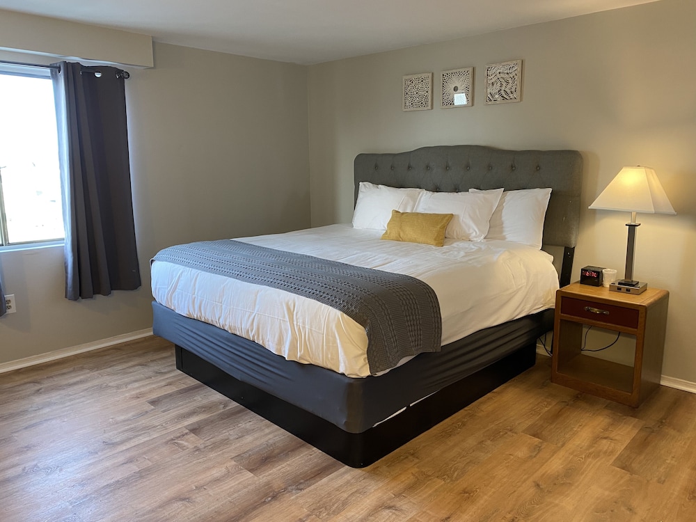 King Bed, 1st Floor - Photo 2