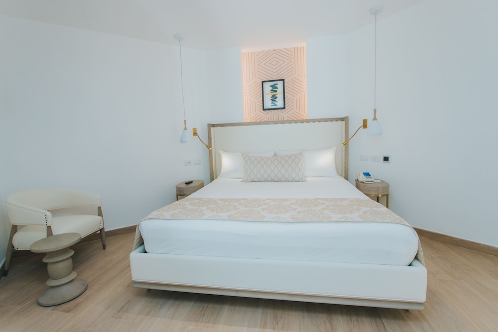 Suite, Multiple Beds (Platinum) thumbnail 6
