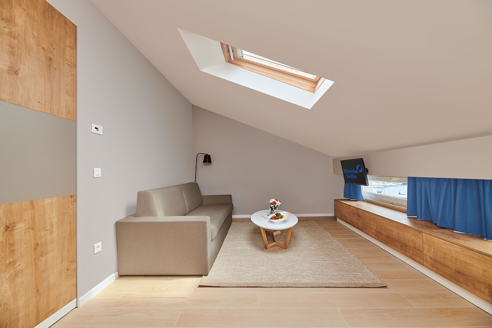 One Bedroom Suite with Balcony and Sea View photo 3