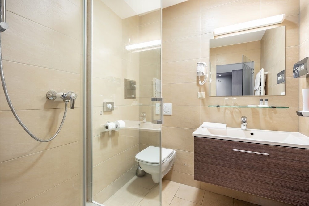Business Double or Twin Room (air conditioning) - Photo 8