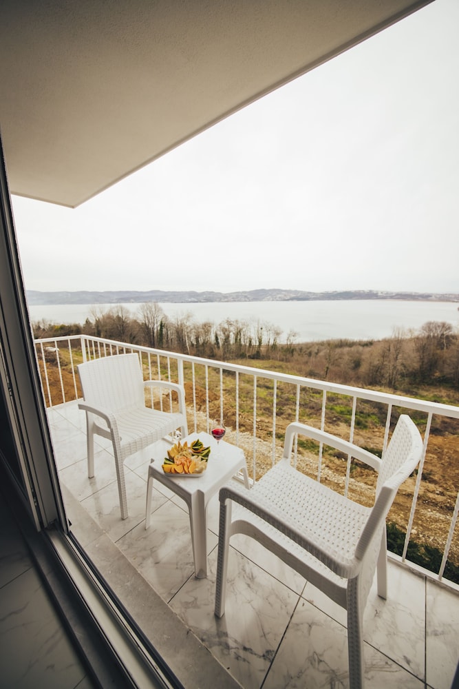 Royal Room, 1 Queen Bed, Jetted Tub, Lake View photo 2