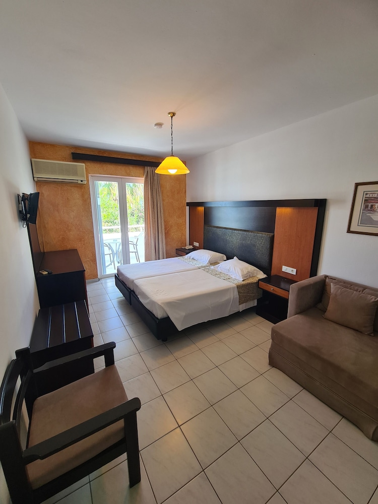 TWIN ROOM