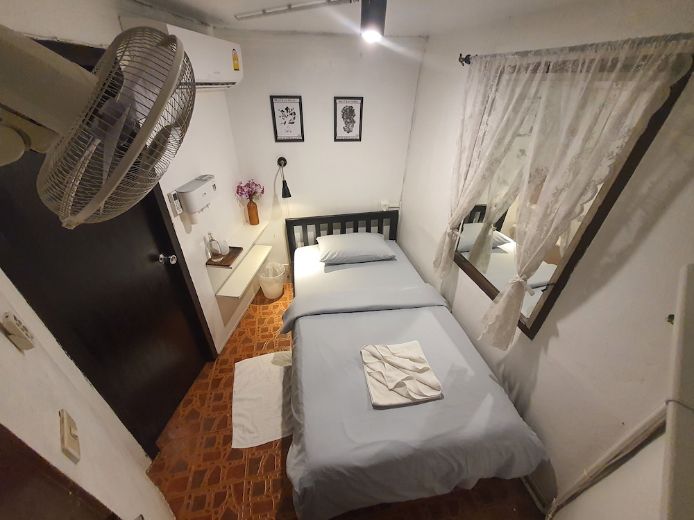 Basic Single Room, 1 Twin Bed, Shared Bathroom photo 3