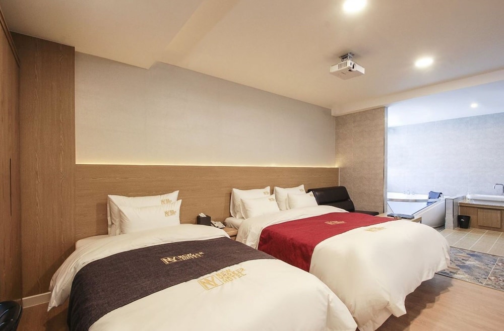 Deluxe Twin Room, Movie Room