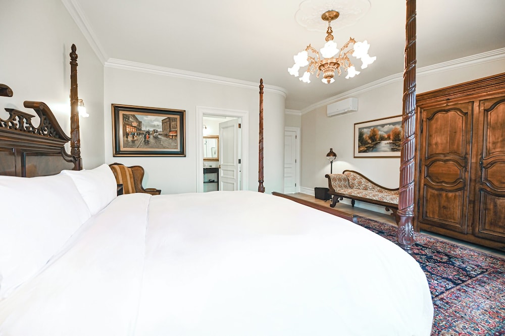 Superior Room, 1 King Bed, Lake View, Annex Building photo 3