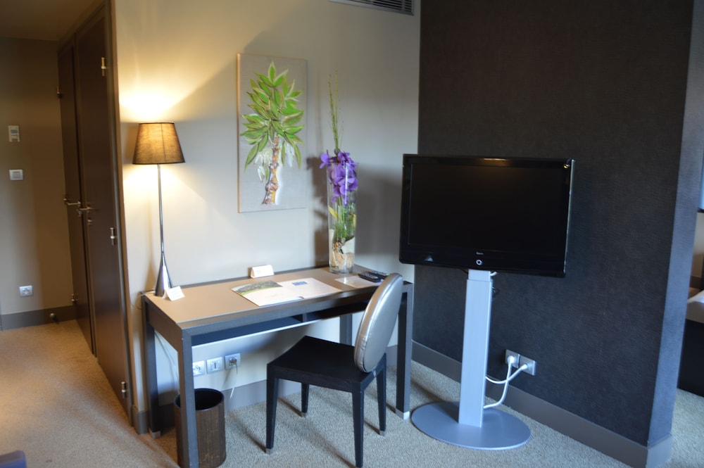 Suite, Lake View - Photo 9