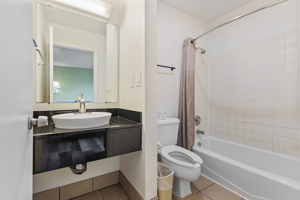 Studio, 1 King Bed, Non Smoking, Kitchenette photo 2