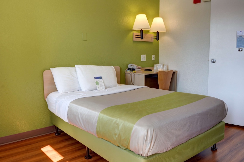 Standard Room, 1 Queen Bed, Non Smoking photo 1