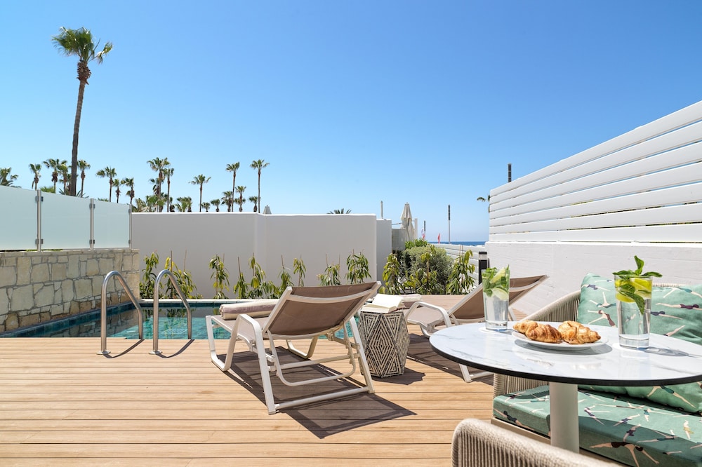 Junior Suite, 1 Queen Bed, Private Pool thumbnail 6