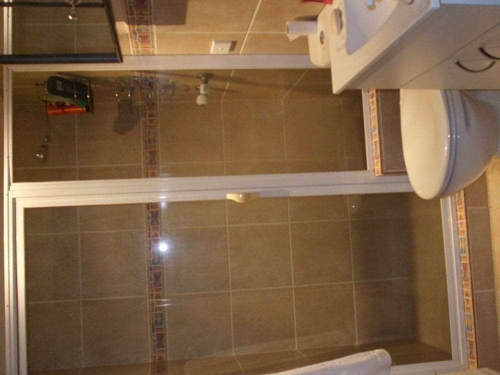 Lodge Room 10 (Shared Bathroom) photo 3