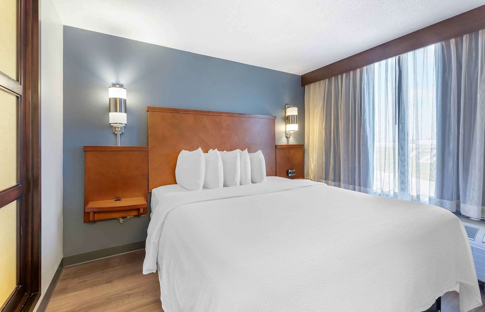 Family Studio, 1 King Bed, Non Smoking, Kitchenette - Photo 1