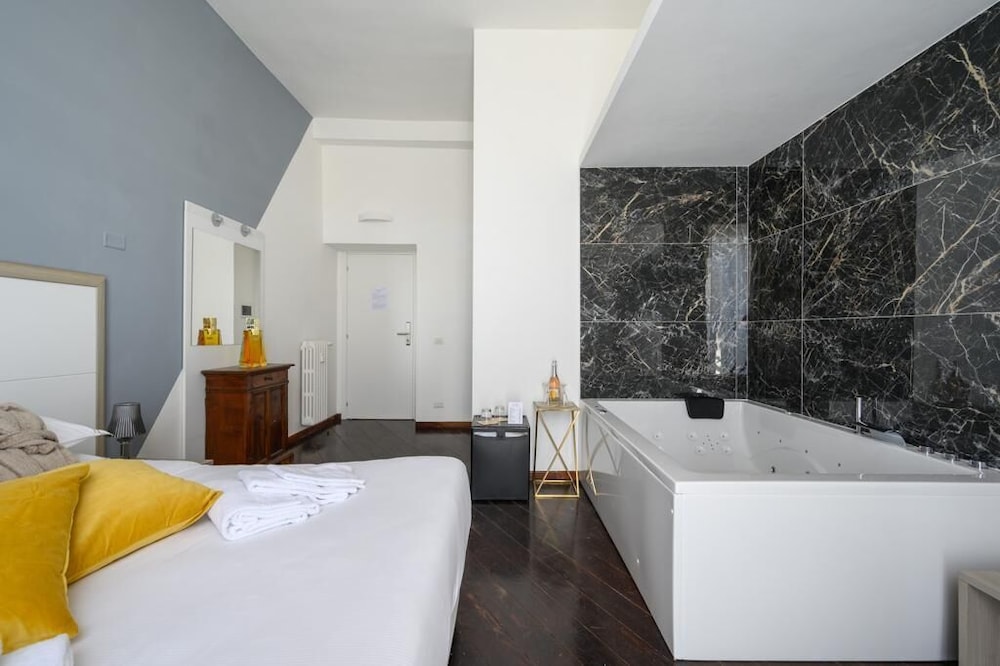 Exclusive Double or Twin Room, 1 Queen Bed, Hot Tub, City View photo 3