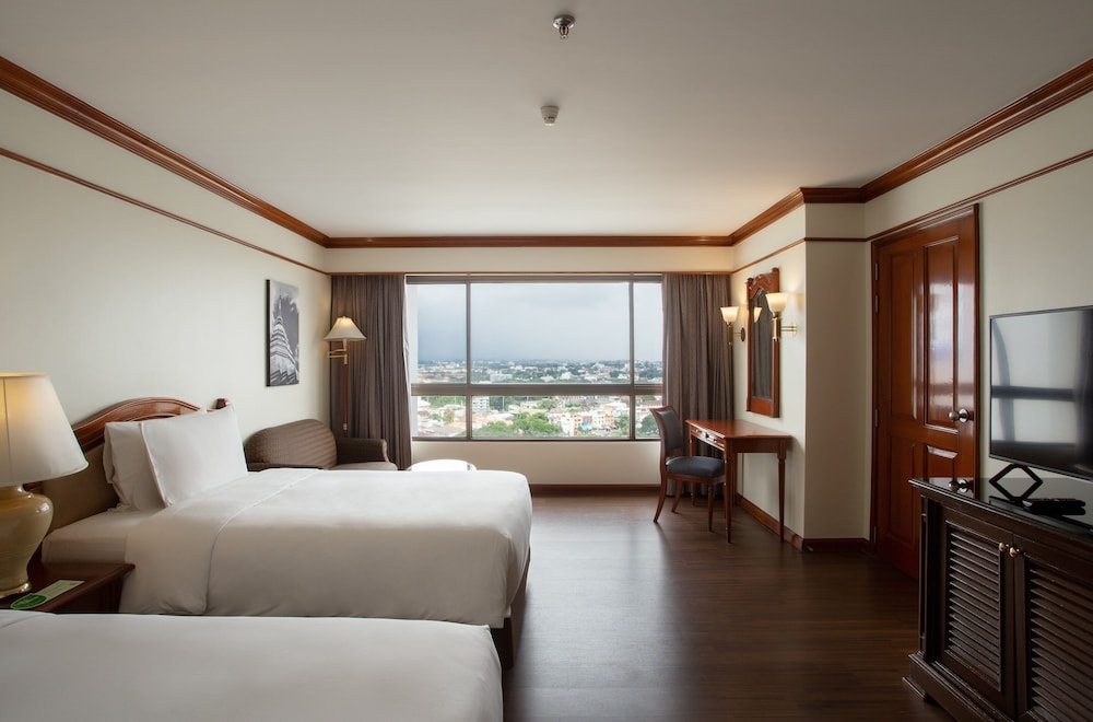 Premier Room, 1 King Bed - Photo 5