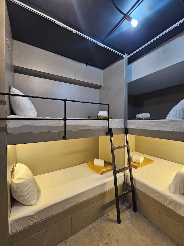 6 Single Bunk Bed Shared Room