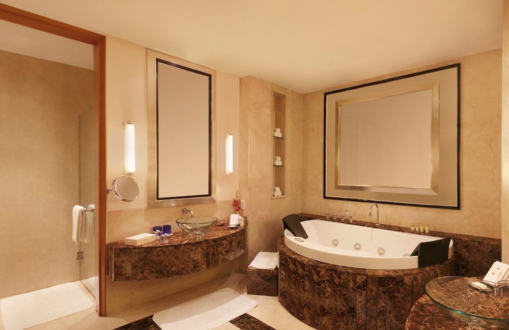 Executive Suite - Photo 6