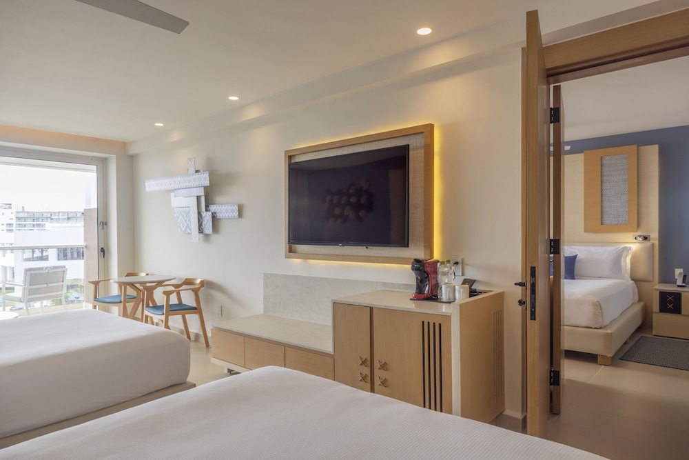 Two Bedroom Luxury Junior Suite Ocean View Diamond Club - Photo 5
